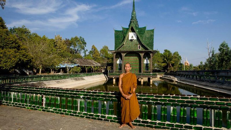 Tempio bottiglie thailandia